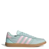 Championes Adidas Breaknet Sleek de estilo urbano inspirado en el tenis, confeccionados en gamuza sintética color turquesa con las icónicas tres tiras laterales en color rosado. Presentan suela de goma color caramelo y cierre por cordones.