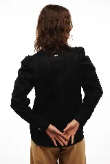 Camisa blanca de lino con cuello clásico, mangas largas con volumen y frunces en los hombros.