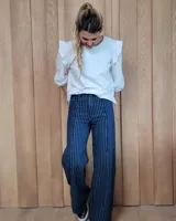 Pantalón de jean estilo wide leg con costuras verticales frontales, tiro alto y bolsillos laterales.