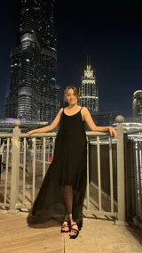 Vestido solero blanco de largo midi y breteles finos regulables.