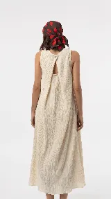 Vestido midi color crudo de silueta relajada y textura arrugada, con diseño sin mangas y escote redondo.