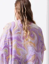 Kimono abierto con diseño de estampado marmolado en tonos violeta, lila y beige, confeccionado en tejido ligero y fluido.