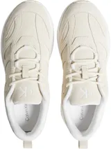 Zapatillas urbanas Calvin Klein color crema, con logo de la marca bordado en el lateral y suela chunky blanca.