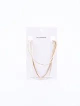 Collar multicapa con cadenas finas en color dorado y plateado.