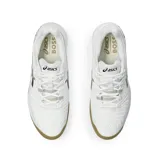 Championes de tenis Asics Gel Resolution 9 Clay, edición especial en colaboración con BOSS. Presentan un diseño en color blanco con detalles en negro y dorado, suela de goma color caramelo y tecnología de amortiguación Gel.