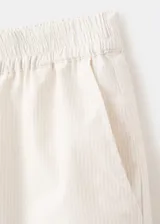 Short de algodón color beige, de corte sastrero con tiro alto y bolsillos laterales.