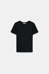 Camiseta de cuello redondo y manga corta, con corte regular fit.