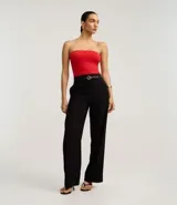 Top strapless (sin breteles) de color celeste claro, ajustado al cuerpo.