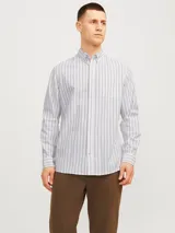 Camisa de manga larga Jack & Jones, confeccionada en tejido Oxford de algodón 100%. Diseño a rayas verticales en tonos beige y blanco, con cuello abotonado, bolsillo en el pecho y corte regular.