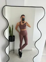 Calza larga color marrón con textura acanalada.