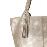 Maxi bolso tipo shopper color negro, realizado en cuero tipo flotter. Tiene doble asa reforzada para colgar del hombro y neceser interior.