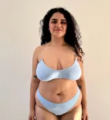 Bombacha de algodón color celeste con bordes elásticos en tono beige claro, de diseño clásico y cómodo.