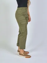 Pantalón cargo gris oscuro, de tiro alto, corte recto y calce relajado, con bolsillos laterales y bolsillos ocultos con tapa a media pierna. Detalle de pasacintos dobles y presilla ajustable con doble botón en los bajos.