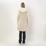 Campera blanca con capucha, cierre frontal y bolsillos con cierre. Tiene efecto de pelo sintético en el frente y dorso, y está confeccionada en poliéster y nylon.