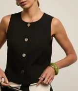 Chaleco de sastrería negro de corte slim, con cuello redondo y cierre frontal de botones metalizados con relieve.