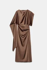 Vestido midi de satén color marrón, con cuello redondo, manga corta con capa fluida y cintura entallada con pliegues. Cuenta con falda recta con abertura en el bajo y cierre lateral con cremallera oculta.