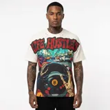 Camiseta de corte oversize color blanco con estampa gráfica frontal de estilo urbano que muestra un volante de auto deportivo siendo conducido por manos esqueléticas, con el texto 'LIFE HUSTLER' en letras rojas con contorno negro en la parte superior.