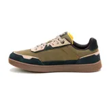Championes Caterpillar modelo Pause, de diseño retro con combinación de tonos verde oliva, beige y negro. Confeccionados en gamuza y lona, cuentan con forro de malla transpirable, plantilla de espuma EVA para mayor confort y suela de goma duradera con textura hexagonal.