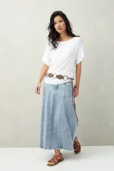 Remera de manga corta color blanco, de modal, con cuello bote y frunces en los laterales.