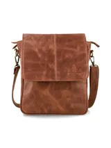 Morral de cuero color marrón de la marca Hush Puppies, con solapa frontal, cierre superior y correa ajustable.
