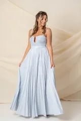 Vestido largo de fiesta color celeste, de breteles finos y escote en U. El cuerpo es ajustado y la falda es amplia con plisado fino.