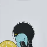 Remera blanca de manga corta y ajuste estándar, con diseño gráfico de un Minion en el centro del pecho.