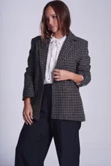 Blazer marrón a cuadros con corte relajado, botones delanteros y solapas clásicas.