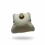 Bolso tipo cartera de yute de algodón en color beige, con cierre metálico de broche y detalle de piedra en el centro sobre base metálica dorada opaca. Cuenta con asa de cadena desmontable.
