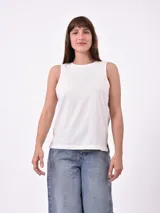Musculosa de algodón color blanco off-white, con cuello redondo y corte holgado.