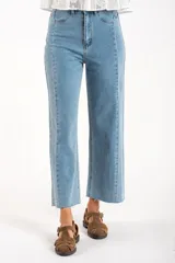 Jean de corte recto y tiro medio, confeccionado en denim de algodón con un toque de elastano. Presenta costuras verticales decorativas a lo largo de las piernas y un ruedo deshilachado.