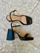 Sandalias negras de tacón bloque con pulsera al tobillo.