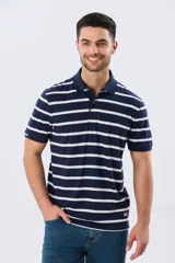 Remera polo de manga corta con diseño de rayas horizontales en color azul marino y rosado. Cuenta con cuello camisero, cierre frontal con botones y calce clásico.