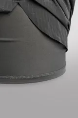 Short de entrenamiento Zara Athleticz confeccionado en tejido técnico ligero con estructura. Cuenta con malla interior, cintura elástica ajustable con cordón, bolsillos laterales y aberturas en el bajo.