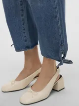 Jean wide fit de tiro alto, largo cropped y color azul denim. Presenta cierre de botón y cremallera, bolsillos delanteros, traseros y monedero. Confeccionado en denim de sarga y detalle de lazo en los tobillos.