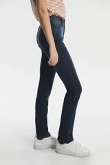 Jean de corte recto y tiro alto, en color azul oscuro con acabado clásico. Presenta diseño de cinco bolsillos, cierre con cremallera y botón metálico.