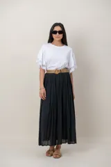 Remera de algodón color blanco, con cuello redondo y mangas cortas holgadas que presentan detalles de encaje broderie.