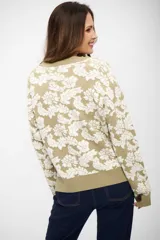 Saco tipo cardigan de tejido de punto con diseño floral en contraste, cuello en V y cierre frontal con botones. Presenta puños y ruedo acanalados.