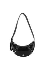 Cartera tipo bandolera de diseño semicircular, confeccionada en material sintético con acabado brillante. Presenta detalles de tachas metálicas circulares en los laterales y un aplique metálico en forma de labios en la parte inferior. Incluye correa larga ajustable y cierre superior.