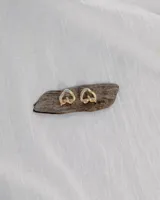 Aros de diseño minimalista en forma de corazón irregular, con acabado metálico pulido y cierre de perno con mariposa.