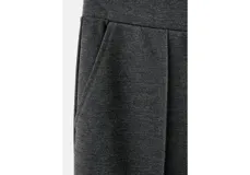 Pantalón de vestir gris oscuro, de corte recto y holgado, con tiro medio y costuras frontales marcadas en las piernas.