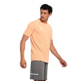 Remera deportiva Umbro de manga corta y cuello redondo, confeccionada en tejido técnico de alto rendimiento. Presenta un diseño liso en color coral con el logo de la marca estampado en contraste en el pecho.
