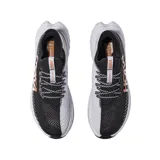 Championes Hoka Carbon X 3 de hombre, color negro con detalles en blanco y naranja. Diseñados para running de resistencia con placa de fibra de carbono y Meta-Rocker agresivo.