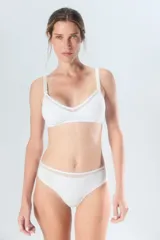 Bombacha vedetina de tiro alto con detalle de banda de tul transparente en la cintura. Confeccionada en tejido suave y elástico.