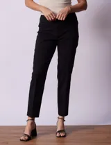 Pantalón color beige de gabardina elastizada, marca Ruby Rd. Pretina ancha, delantera con bolsillos simulados y trasera con bolsillos aplicados. Largo de pierna al tobillo.