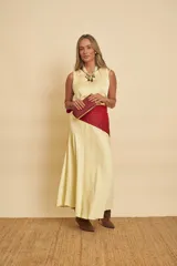 Pollera midi de satén color amarillo pálido, de corte evasé con caída fluida.