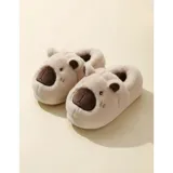 Pantuflas cerradas de peluche color beige con diseño de capibara, orejas marrones y suela antideslizante.