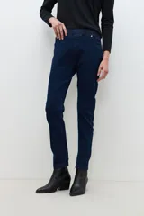 Jegging de jean elastizado color azul oscuro, con cintura alta elástica y bolsillos traseros.