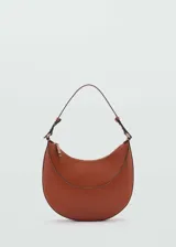 Bolso de hombro con diseño redondeado en forma de media luna, confeccionado en material sintético con acabado liso. Cuenta con cierre de cremallera superior, asa corta ajustable y forro interior.