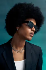 Lentes de sol con marco rectangular envolvente color carey y patillas anchas. Incluyen protección UV y estuche de tela.