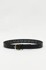 Cinturón negro de cuero sintético con diseño calado de motivos florales y bordes ondulados. Presenta una hebilla metálica dorada de forma redondeada.